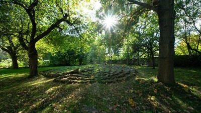 Labyrinth hinter dem Haus der Stille mit Sonne