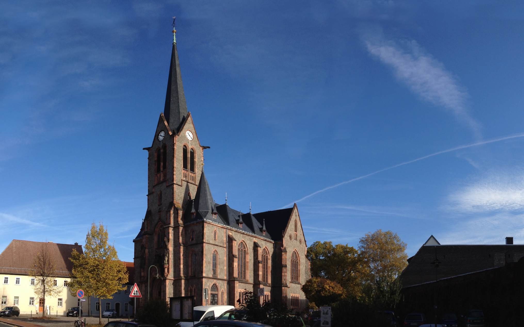 Die Nicolaikirche steht in der Nähe des Wilsdruffer Marktes und bildet mit diesem den mittelalterlichen Kern der Kleinstadt.