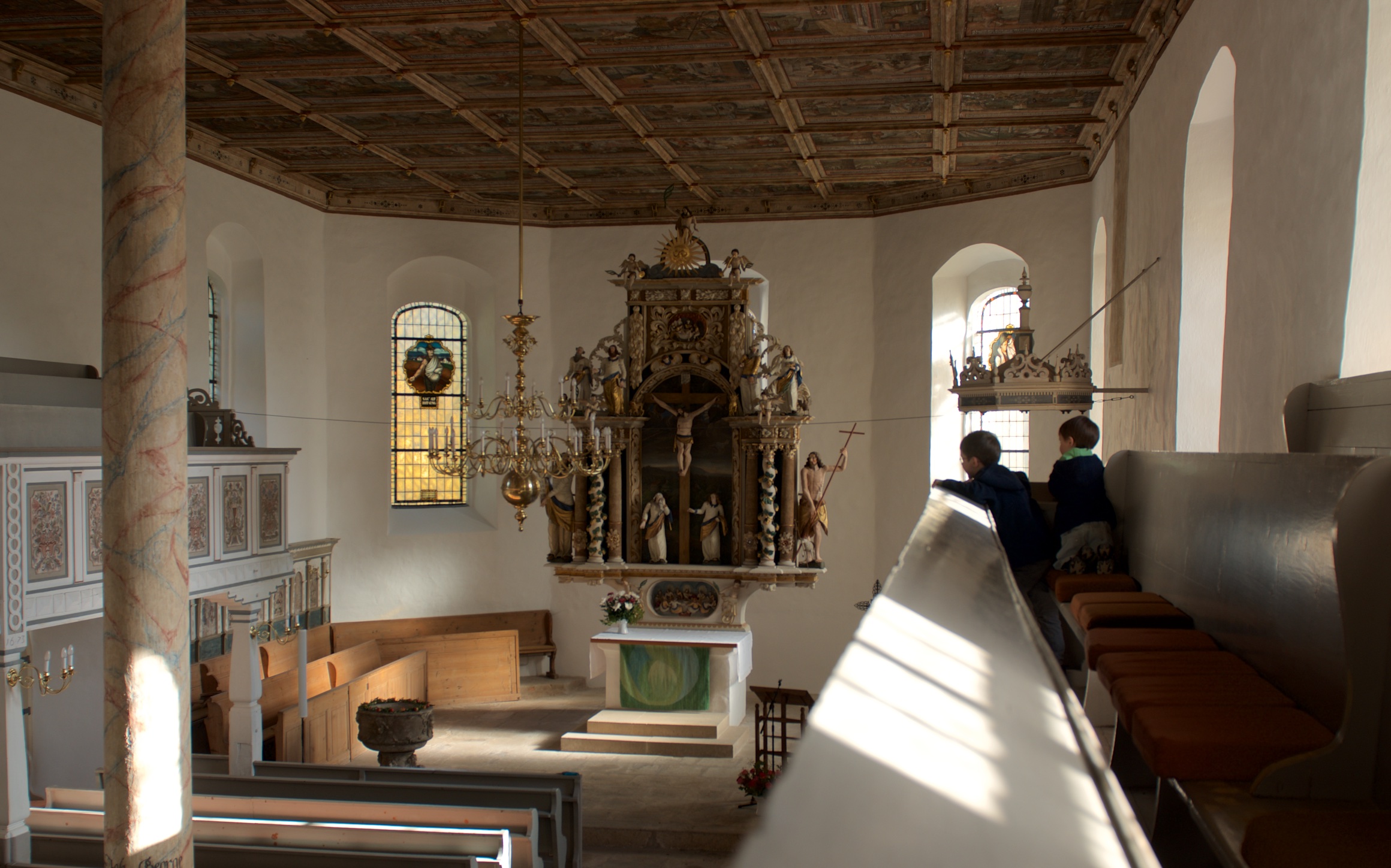 Das Innere wird von einer frühen barocken Kassettendecke beherrscht.