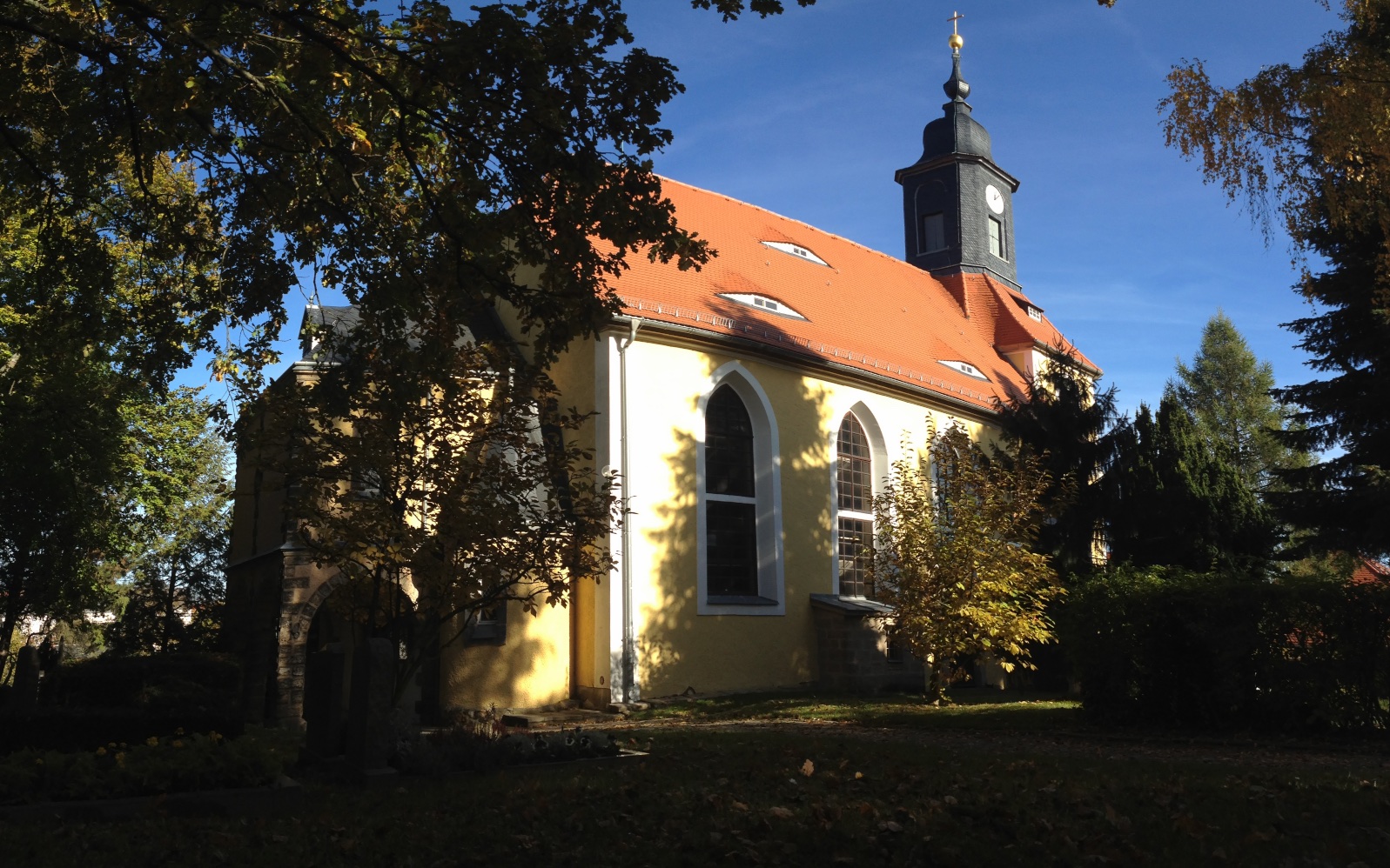 Bereits aus der Ferne ist der markante Turm der Kirche zu erkennen.