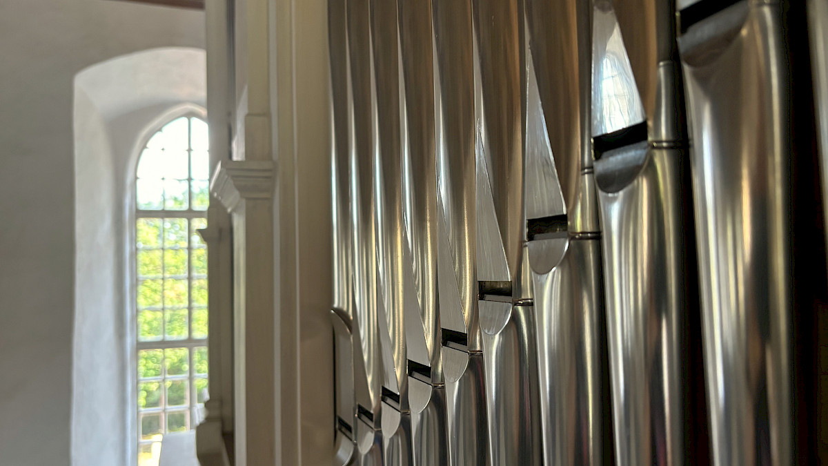 Nagelneue Orgelpfeifen in Grumbach